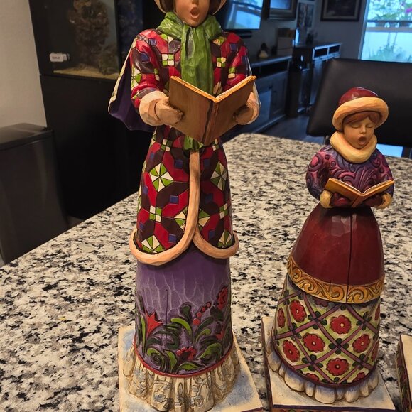 Jim Shore Heartwood Creek Carolers - Picture 5 of 16